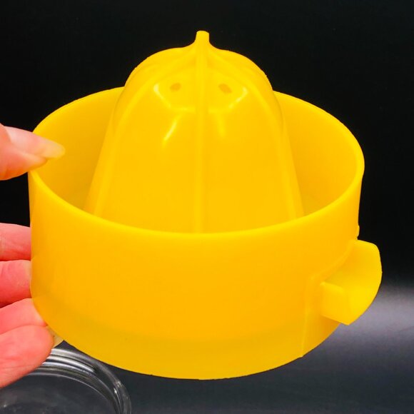 Vintage 70s GEMCO Yellow Citrus Juicer: Glass Jar - Manual Reamer Juice Press - Picture 10 of 13